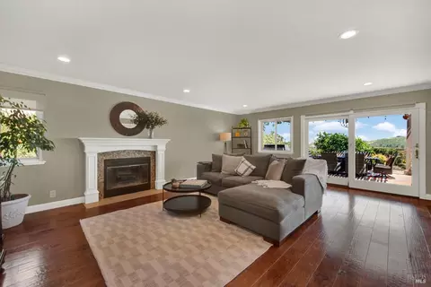 Living - 686 Windsor Dr, Benicia, CA 94510 photo 2 of 3