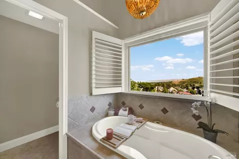 Bath - 686 Windsor Dr, Benicia, CA 94510 photo 4 of 5