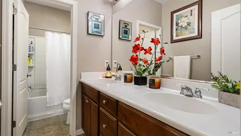 Bath - 524 Chaparral Loop, Vacaville, CA 95688 photo 2 of 3