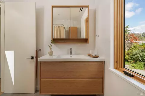 Bath - 34 Hill Ave, Fairfax, CA 94930 photo 4 of 4