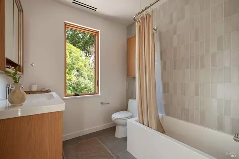 Bath - 34 Hill Ave, Fairfax, CA 94930 photo 3 of 4