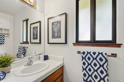 Bath - 6123 Tamara Ln, Windsor, CA 95492 photo 3 of 4