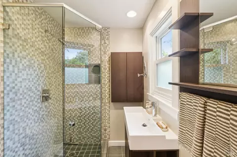 Bath - 236 Powell Ave, Healdsburg, CA 95448 photo 2 of 2