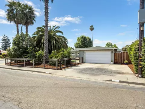 Exterior - 1 Alta Dr, Petaluma, CA 94954 photo 3 of 11