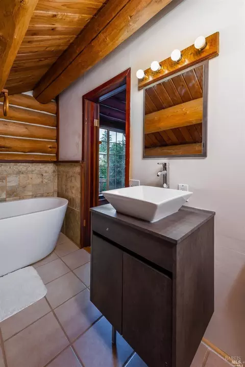 Bath - 2260 Oriole Ln, Willits, CA 95490 photo 1 of 4