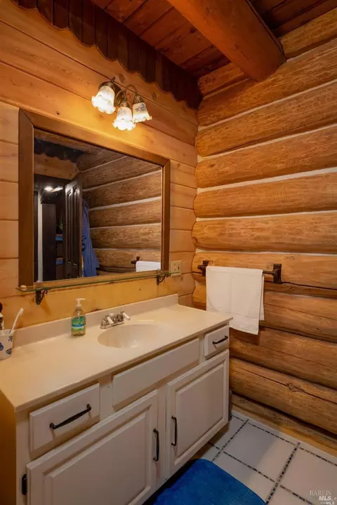 Bath - 2260 Oriole Ln, Willits, CA 95490 photo 3 of 4
