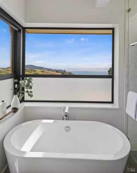 Bath - 86 Sugarloaf Dr, Tiburon, CA 94920 photo 4 of 8