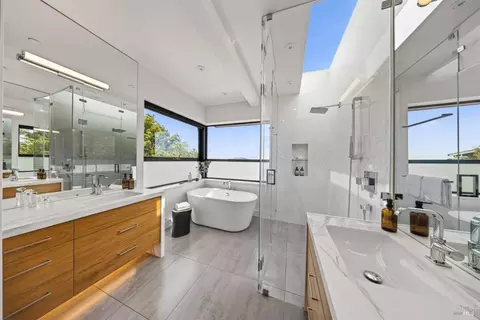 Bath - 86 Sugarloaf Dr, Tiburon, CA 94920 photo 2 of 8