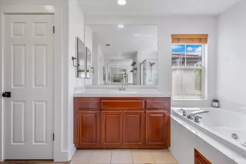 Bath - 1433 Birdie Dr, Windsor, CA 95492 photo 3 of 6