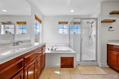 Bath - 1433 Birdie Dr, Windsor, CA 95492 photo 1 of 6