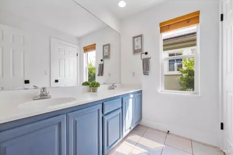 Bath - 1433 Birdie Dr, Windsor, CA 95492 photo 5 of 6
