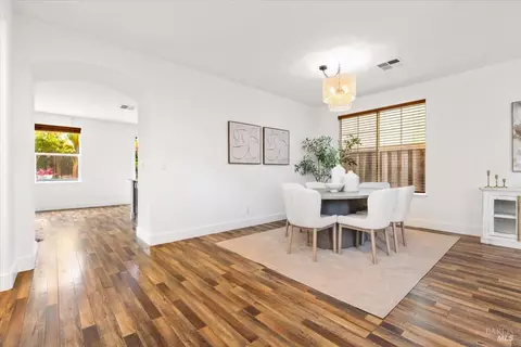Dining - 1433 Birdie Dr, Windsor, CA 95492 photo 2 of 3