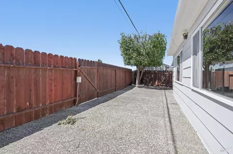 Exterior - 331 E Pacific Ave, Fairfield, CA 94533 photo 6 of 9