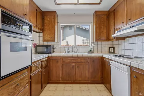 Kitchen - 331 E Pacific Ave, Fairfield, CA 94533 photo 3 of 4