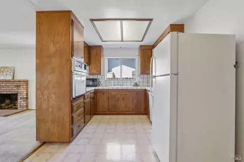 Kitchen - 331 E Pacific Ave, Fairfield, CA 94533 photo 2 of 4
