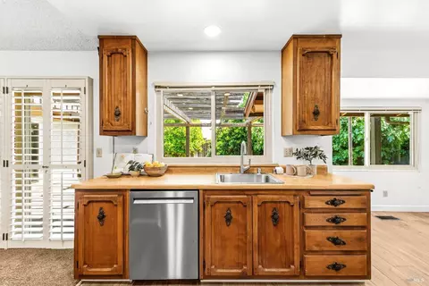 Kitchen - 3012 Chestnut Ct, Fairfield, CA 94533 photo 5 of 9