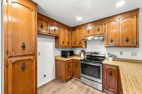Kitchen - 3012 Chestnut Ct, Fairfield, CA 94533 photo 3 of 9