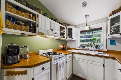 Kitchen - 6483 Rohnerville Rd, Hydesville, CA 95547 photo 2 of 4