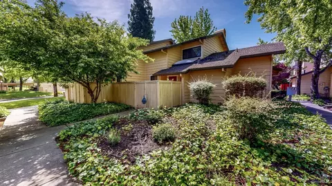 2403 Woodlake Dr, Santa Rosa, CA 95405
