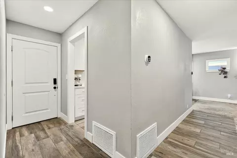 Entry Way - 366 Trinity Dr, Vacaville, CA 95687 photo 4 of 8