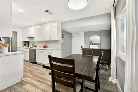 Dining - 366 Trinity Dr, Vacaville, CA 95687 photo 2 of 4