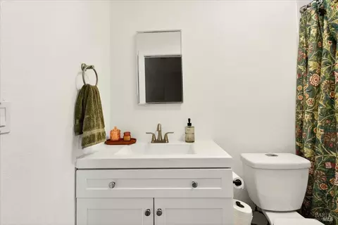 Bath - 366 Trinity Dr, Vacaville, CA 95687 photo 3 of 3
