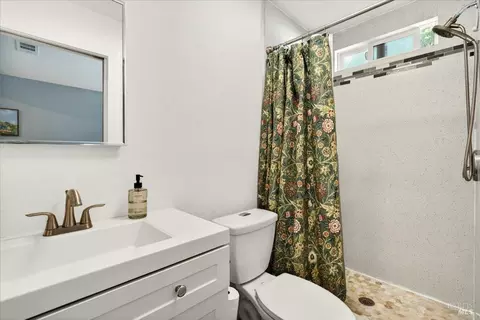 Bath - 366 Trinity Dr, Vacaville, CA 95687 photo 2 of 3