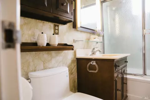 Bath - 638 Oakwood Ave, Vallejo, CA 94591 photo 1 of 4