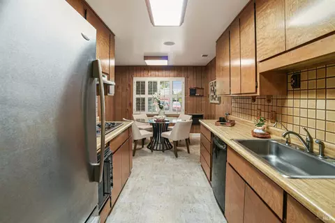 Kitchen - 638 Oakwood Ave, Vallejo, CA 94591 photo 5 of 6