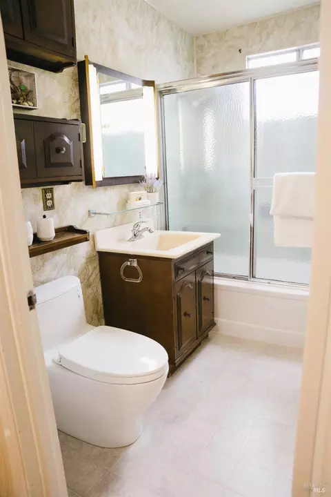 Bath - 638 Oakwood Ave, Vallejo, CA 94591 photo 2 of 4