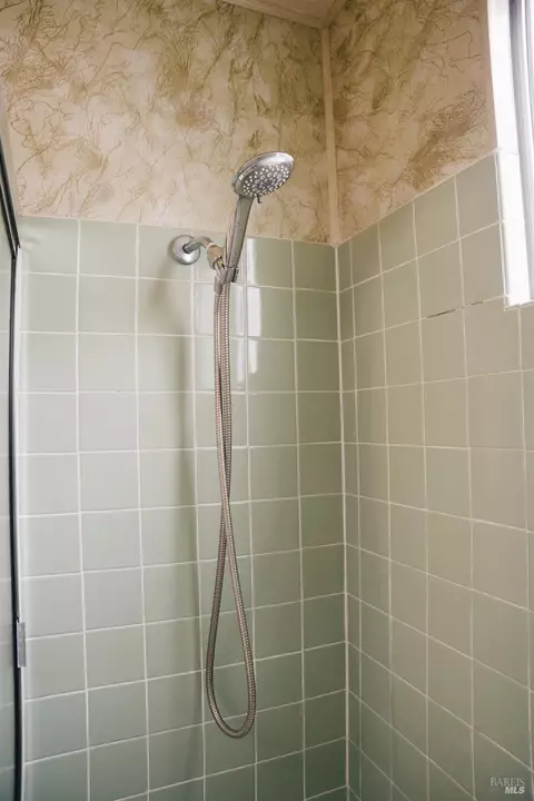 Bath - 638 Oakwood Ave, Vallejo, CA 94591 photo 3 of 4