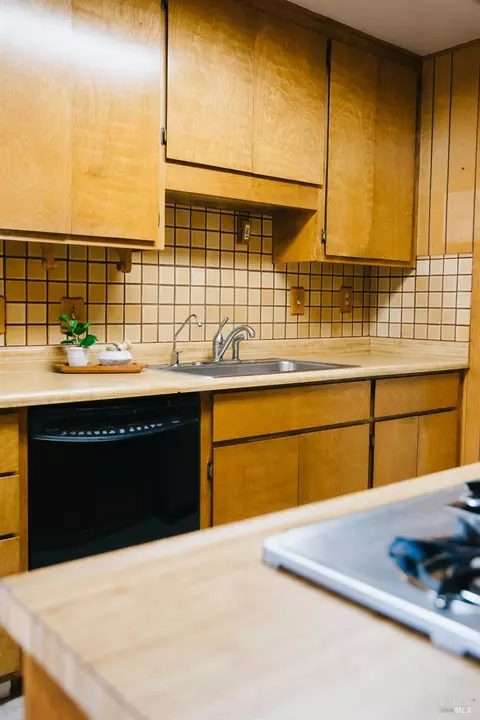 Kitchen - 638 Oakwood Ave, Vallejo, CA 94591 photo 3 of 6