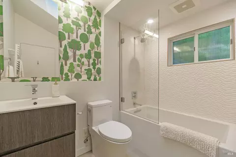 Bath - 655 Edgewood Ave, Mill Valley, CA 94941 photo 3 of 5