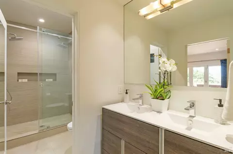 Bath - 655 Edgewood Ave, Mill Valley, CA 94941 photo 1 of 5
