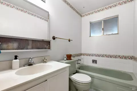 Bath - 2275 Cambridge Dr, Fairfield, CA 94533 photo 1 of 2