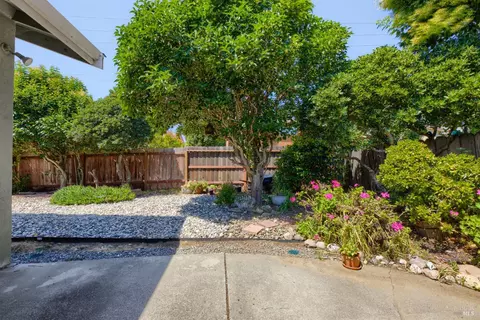 Exterior - 2275 Cambridge Dr, Fairfield, CA 94533 photo 7 of 10