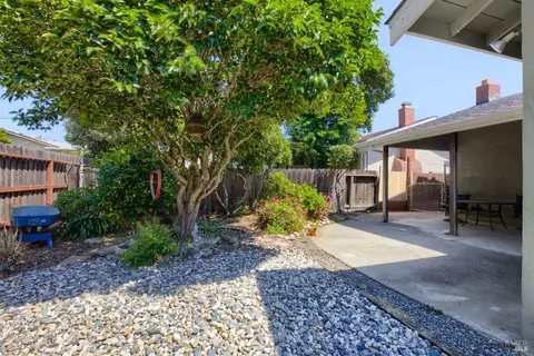 Exterior - 2275 Cambridge Dr, Fairfield, CA 94533 photo 9 of 10