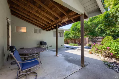 Exterior - 2275 Cambridge Dr, Fairfield, CA 94533 photo 6 of 10