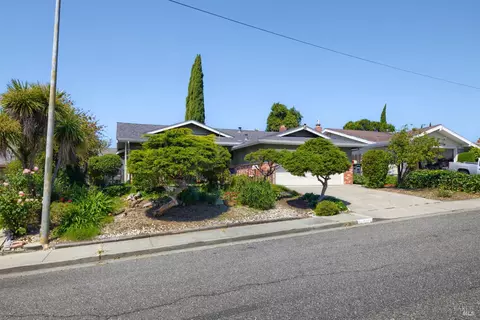 Exterior - 2275 Cambridge Dr, Fairfield, CA 94533 photo 2 of 10