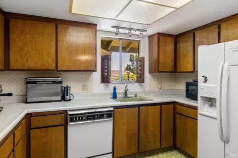 Kitchen - 2275 Cambridge Dr, Fairfield, CA 94533 photo 4 of 5