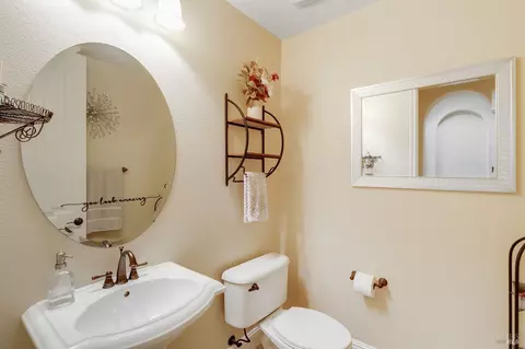 Bath - 612 Via De Bella, Fairfield, CA 94534 photo 2 of 10