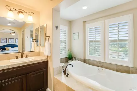 Bath - 612 Via De Bella, Fairfield, CA 94534 photo 7 of 10