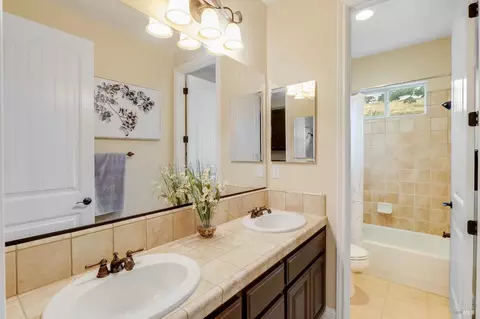 Bath - 612 Via De Bella, Fairfield, CA 94534 photo 4 of 10
