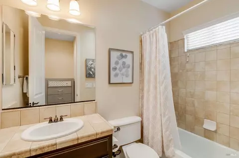 Bath - 612 Via De Bella, Fairfield, CA 94534 photo 3 of 10