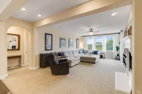 Living - 612 Via De Bella, Fairfield, CA 94534 photo 3 of 4