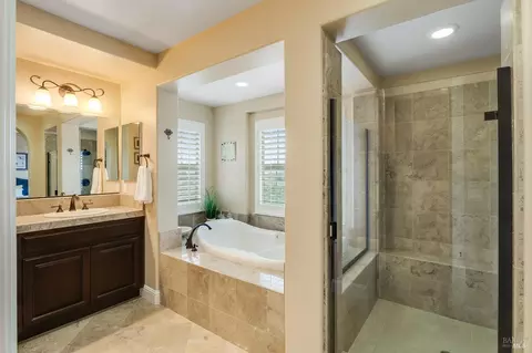Bath - 612 Via De Bella, Fairfield, CA 94534 photo 6 of 9