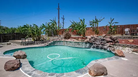 655 W Creekside Cir, Dixon, CA 95620