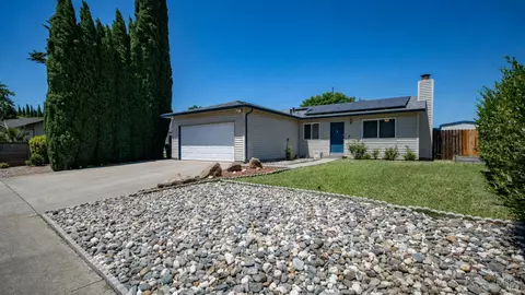 655 W Creekside Cir, Dixon, CA 95620