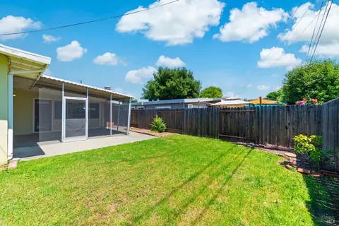 Exterior - 213 Hemlock St, Vacaville, CA 95688 photo 7 of 11
