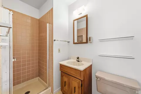 Bath - 213 Hemlock St, Vacaville, CA 95688 photo 4 of 4